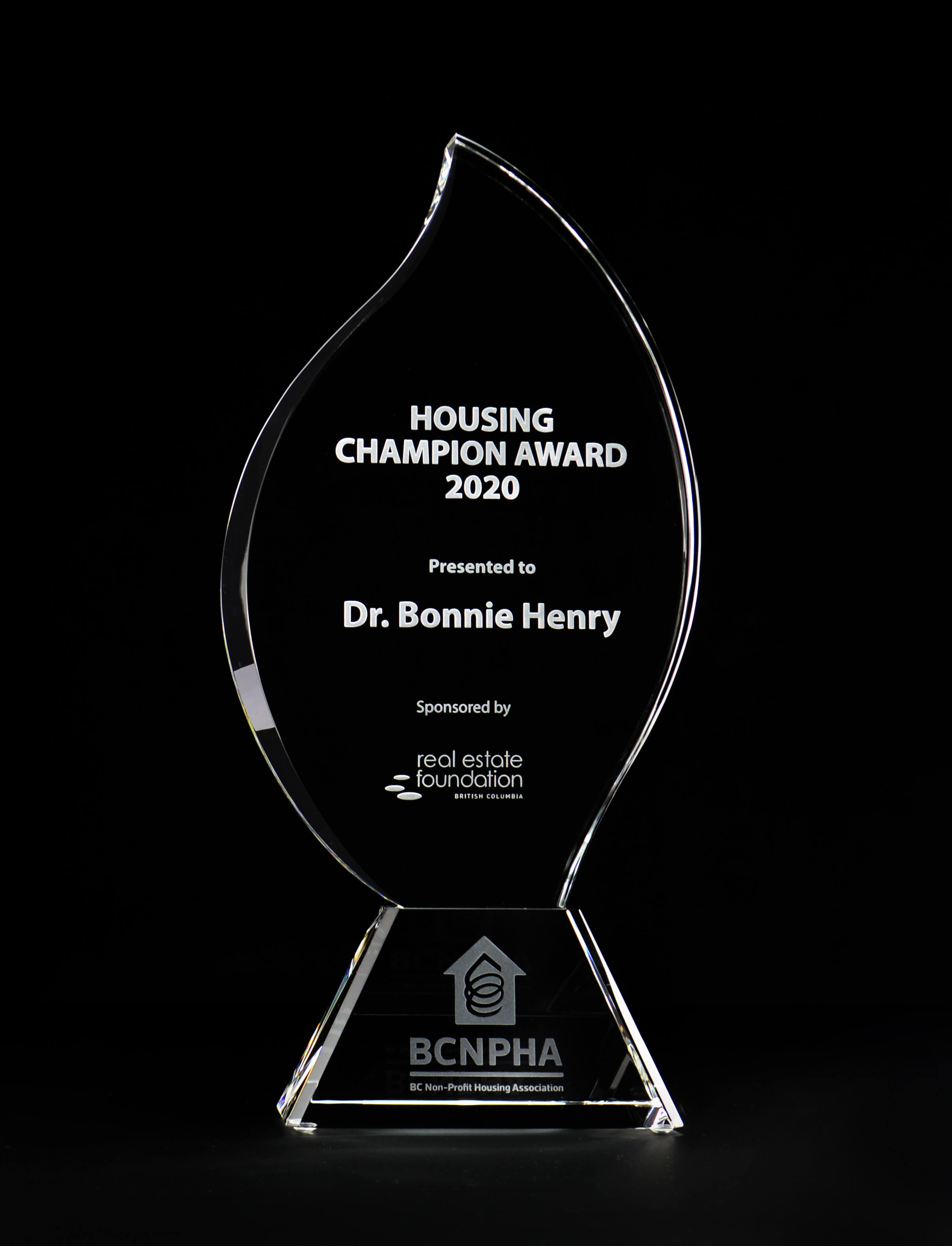 classic-engraved-crystal-nonprofit-recognition-award_canada-trophy-shop-2