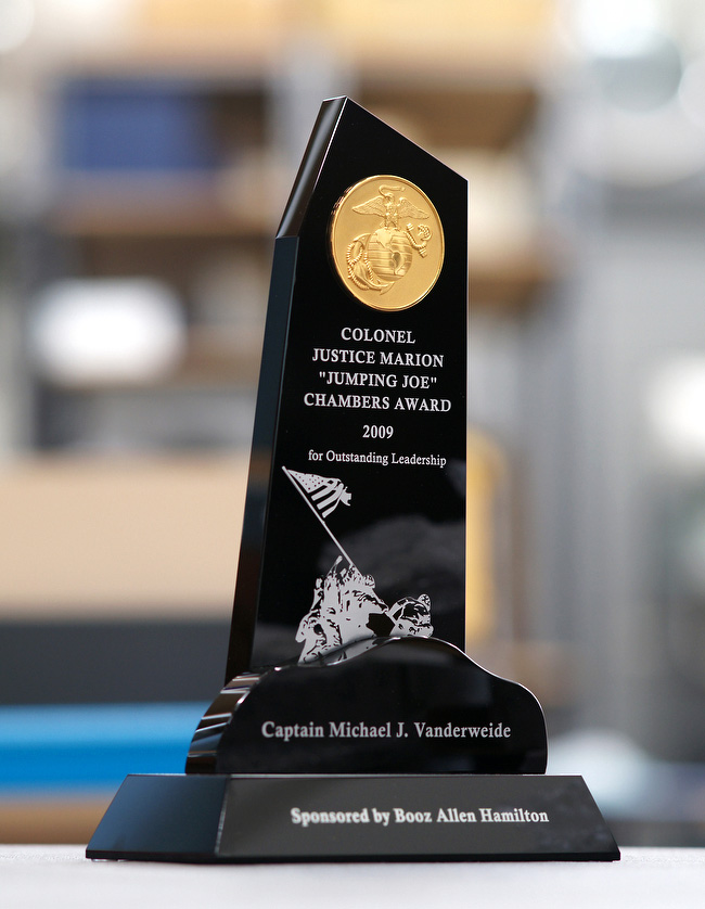 custom-award_etched_glass_trophy_us-marine_recognition_medallion_usa