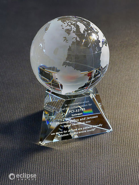 classic-personalized-crystal-globe-corporate-recognition-trophy-north-america-revolution